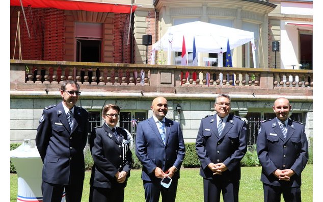 De gauche à droite, le Major Claude Guélat, Mme la Commissaire divisionnaire de police Bénedicte Vidy, Son Excellence Frédéric Journès, le Colonel Marc Moret et le Capitaine Emmanuel Matthys (représentants de l'administration fédérale des douanes)